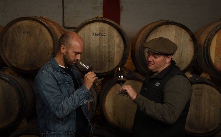 Imagen principal - Arriba, Menéndez y el enólogo Nesti Bajda en Ribera del Cuarzo. Debajo, sus tres vinos. Y una foto del día en que los fundadores de Casa Pirque se encontraron con la condesa en Nueva York, aunque en la imagen no sale ella sino el baron Eric de Rothschild y el enólogo Fernando Buscema