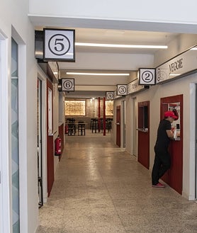 Imagen secundaria 2 - Distintos espacios del Mercado de San Leopoldo, un nuevo espacio gastronómico a pasos de Plaza Castilla y las cuatro torres. Leopoldo Guzmán (primero por la izquierda) inició el proyecto junto a sus socios, dos de ellos con él en la foto durante la inauguración.