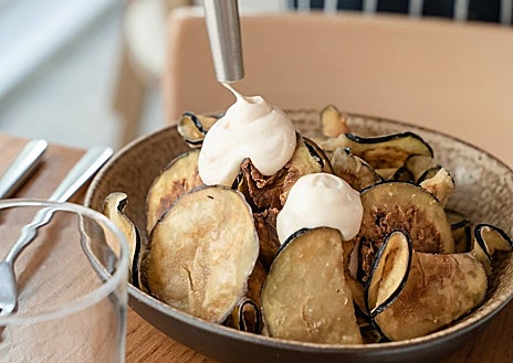 Imagen secundaria 1 - HER, en la calle Hermosilla de Madrid, tiene una carta mediterránea, con platos italianos y toques mexicanos. Aquí, sus berenjenas.