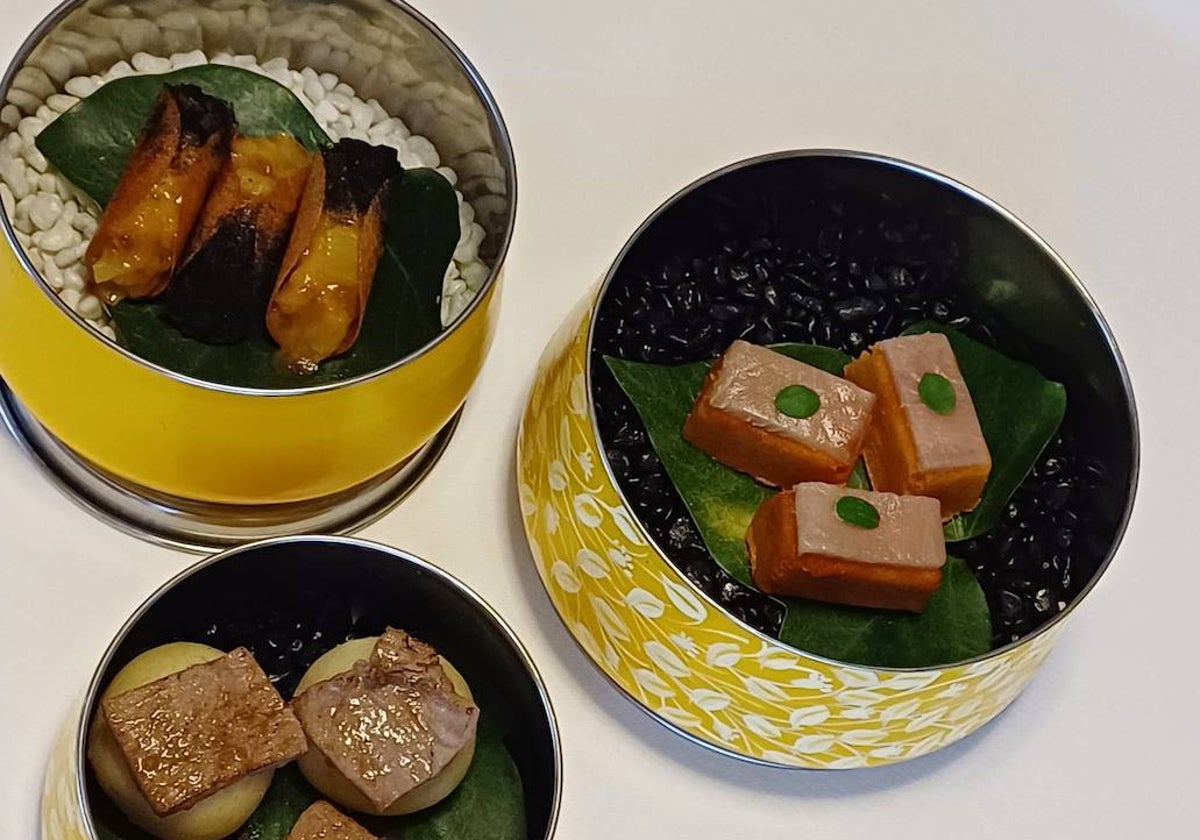 Tarteras de jornalero, en Lu Cocina y Alma, en las que aparecen 'bocadillos': de atún con mayonesa, de tortilla de patatas 'de ayer' y de bonito y pimientos