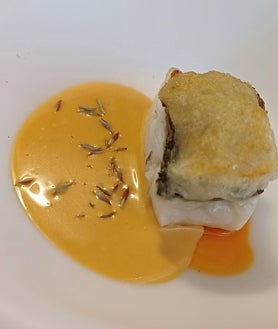 Imagen secundaria 2 - Sobre estas líneas, cangrejo azul con caviar, caballa en piriñaca y bienmesabe