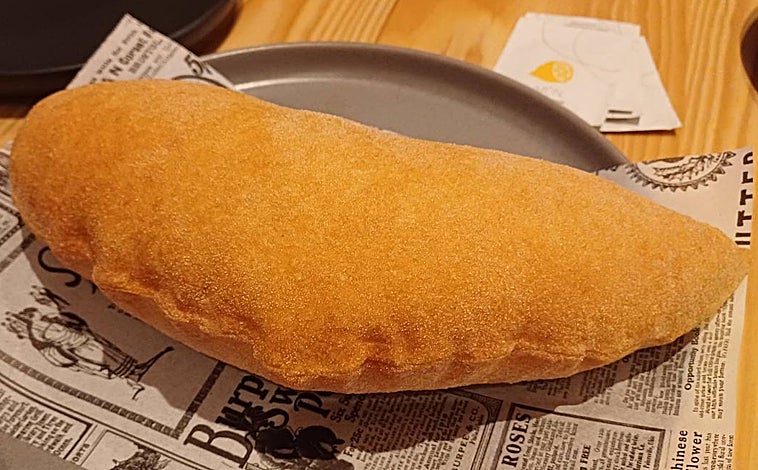 Imagen principal - Sobre estas líneas, arriba, una de las pizzas fritas de Morso, perfectamente sellada y sin exceso de grasa. Abajo, las albóndigas de queso y huevo con salsa de tomate y, a la derecha, las croquetas de arroz