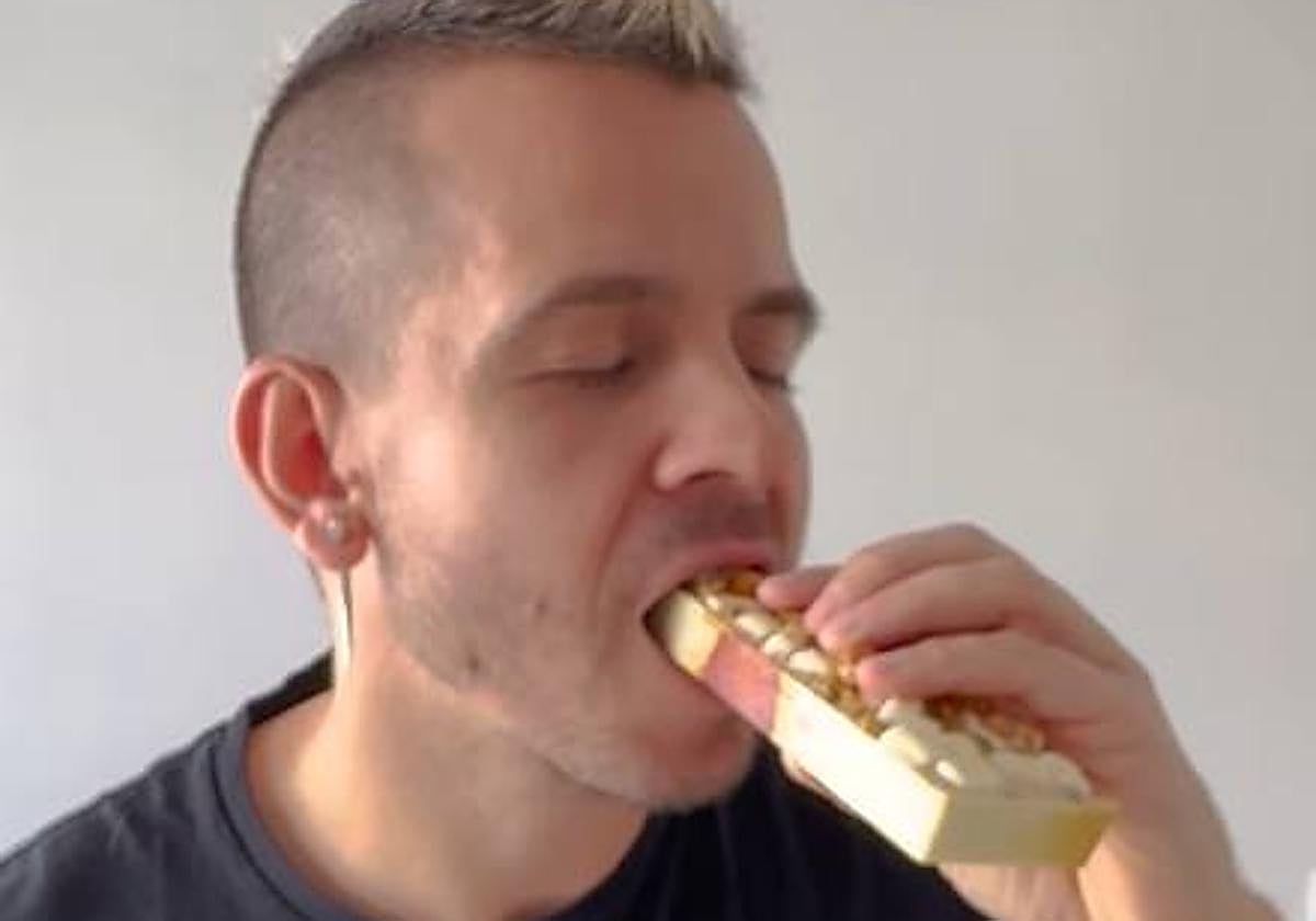 Dabiz Muñoz, mordiendo una tableta de sus nuevos turrones