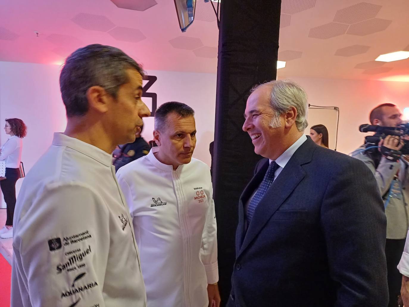 Luis Suárez de Lezo, presidente de la Real Academia de Gastronomía, junto a los Chefs de Disfrutar conversan en la alfombra roja de la Gala Estrellas Michelin, en Barcelona