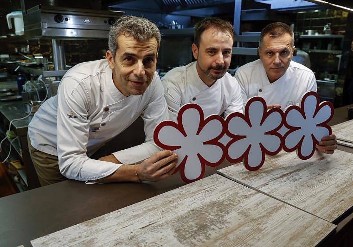 Mateu Casañas, Eduard Xatruch y Oriol Castro, chefs de Disfrutar, nuevo tres estrellas Michelin de Barcelona