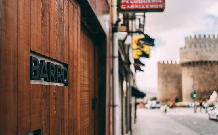 Imagen principal - Sobre estas líneas, la portada del restaurante BARRO, frente a las murallas de Ávila. Abajo, parte de su trabajo con fermentos, con mucho peso en su propuesta y alguno de los platos que sirve en su menú actual, llamado Alberche (130 euros). Sus menús dan la opción de armonías con vino que siempre van acompañadas de platos extra (75 euros, con uno; y 130, con tres)