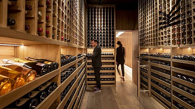 Bodega del restaurante Marcos, en Gijón, con una estrella Michelin en la Guía de España 2024