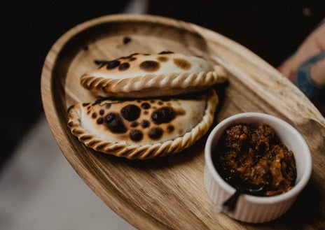 Imagen secundaria 1 - Ceferino, nuevo restaurante en la calle Jorge Juan, tiene parrilla argentina de carnes y verduras, junto a otros platos de esa cocina austral y el sistema de brasas a la cruz.