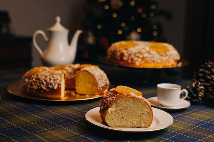 El obrador de Isabel Maestre lleva más de 30 años elaborando roscones. Este año se ha alzado con el segundo puesto en el campeonato de Madrid. En la elaboración de sus roscones se emplean 3 días, agua de azahar de Luca de Tena, ron, naranja y almendra. Se pueden rellenar al gusto, con nata (6,5 euros más) o con trufa (8,5 euros más).  Peso: 750 gr. Precio: 45,5 euros. El Corte Inglés Serrano, 47 (Madrid).