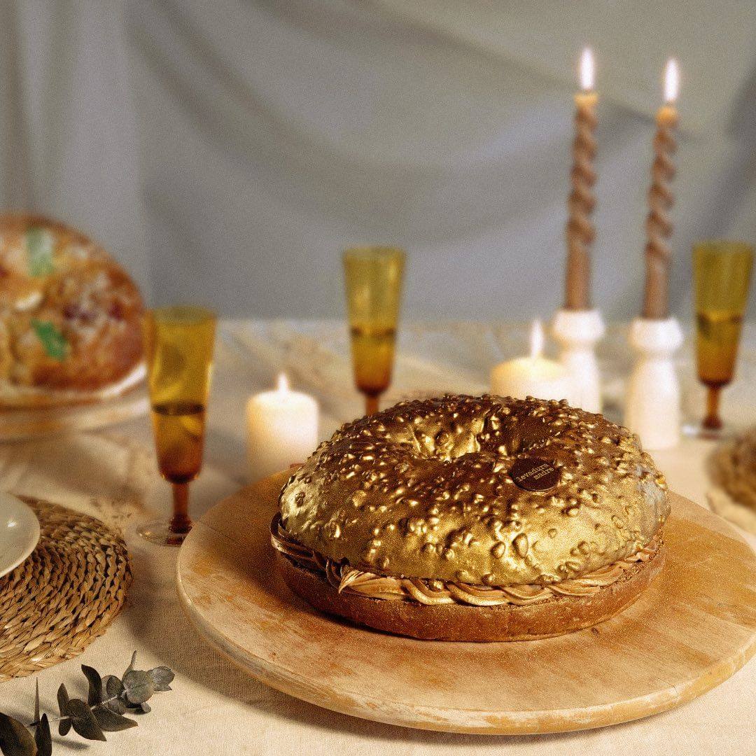 Levaduramadre ha presentado este año sus roscón real (una versión limitada a 1.000 unidades por encargo). Masa brioche al cacao tierno con un toque de ron, cobertura de chocolate con crujiente de avellanas y relleno de crema de queso mascarpone con chocolate y praliné de avellanas. Pesa 1,2 kg. Su precio es de 59,95 euros.  Av. de Filipinas, 1 (Madrid).