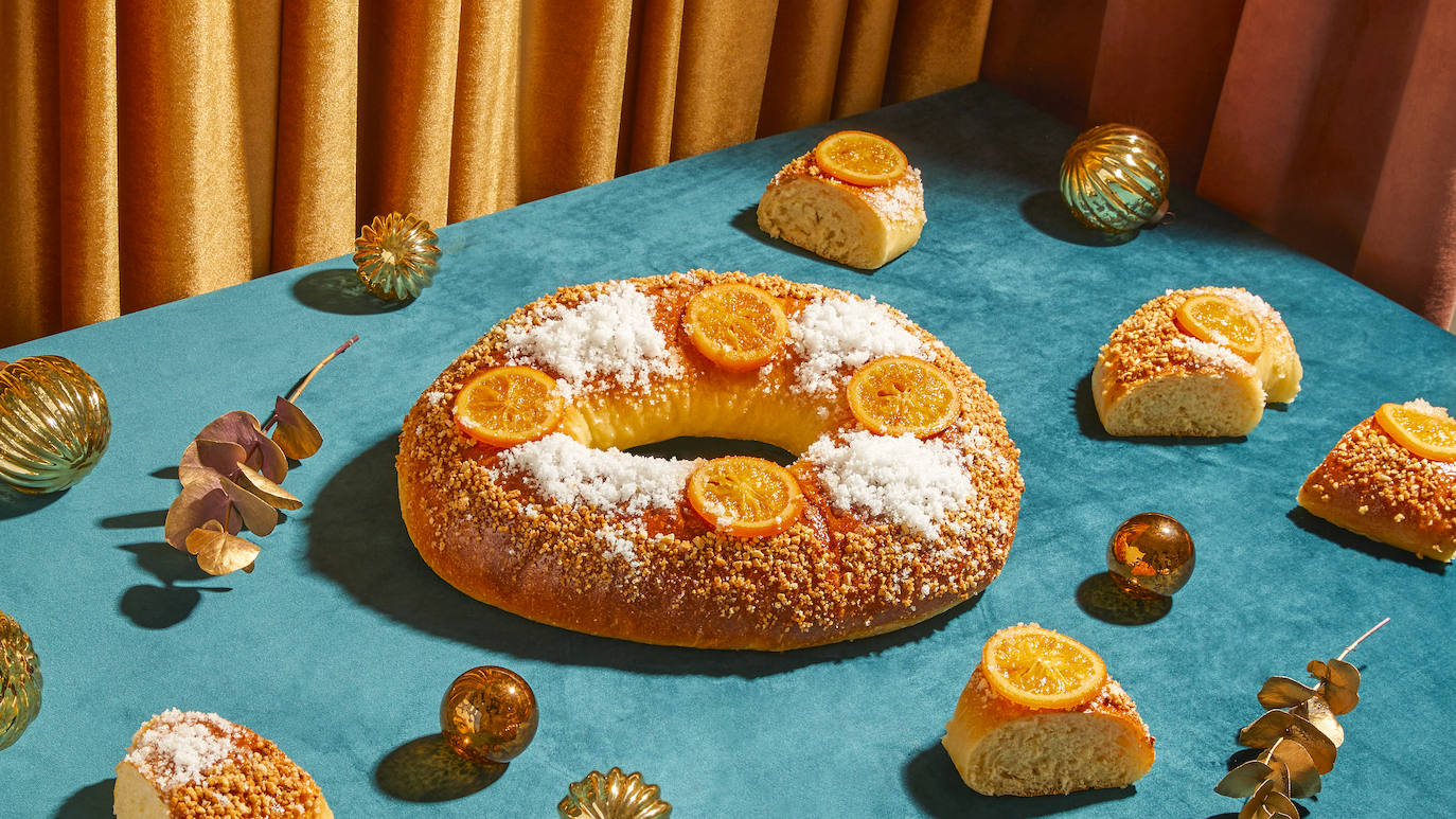 Huevos camperos gallegos, harina de Huesca, aceite de oliva virgen de Jaén, su masa madre, naranja y limón rallados a mano, líquido de sus naranjas confitadas, almendra marcona, naranja confitada, azúcar y sal. Esa es la receta del éxito para el roscón de Madreamiga. Su creadora es la experta panadera y repostera Begoña San Pedro. Precio Roscón Clásico (10-12 raciones): 34.95€. Hacen envíos a toda la península. Teruel, 26 (Madrid).