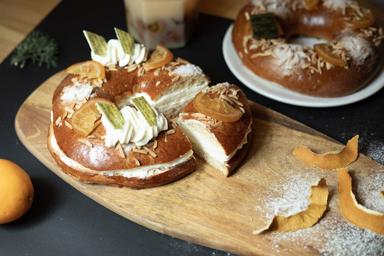 Miguel Moreno, con tres décadas de experiencia como pastelero en el seno de su familia, fundadora de Grupo Mallorca, ha emprendido un nuevo proyecto bajo el nombre de Pan & Cacao. Estos días ofrece sus versiones con sabores de chocolate y avellana y de frutas (el precio de ambos de 19 euros el medio kilo). Y la versión tradicional a partir de 10 euros y de nata o trufa a partir de 16. Clara del Rey, 51 (Madrid).