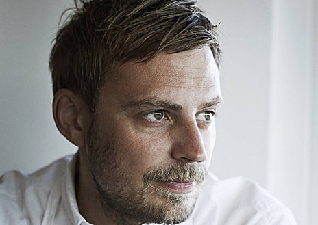 Imagen secundaria 1 - Kadeau Bornholm, el chef Nørregaard y un plato de su menú gastronómico. 