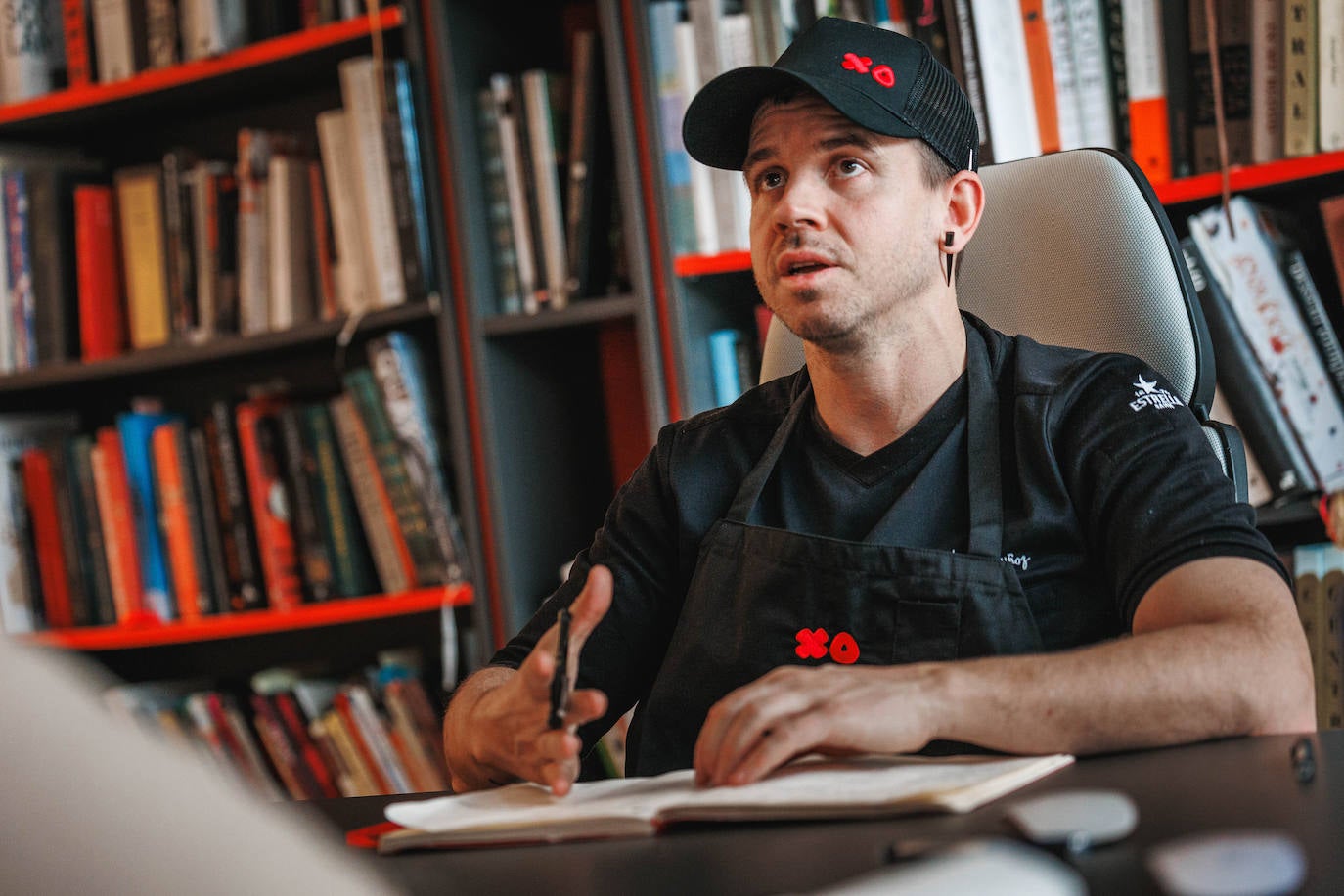 Dabiz Muñoz durante la entrevista concedida a ABC. Al fondo parte de su colección bibliográfica sobre cocina y gastronomía