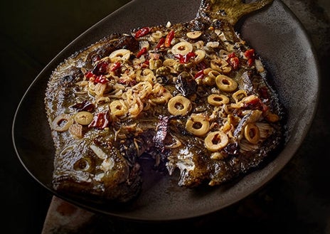 Imagen secundaria 1 - Arroz meloso con mejillones y huevo confitado, rodaballo y cóctel Helios, todo de Rhudo Madrid.