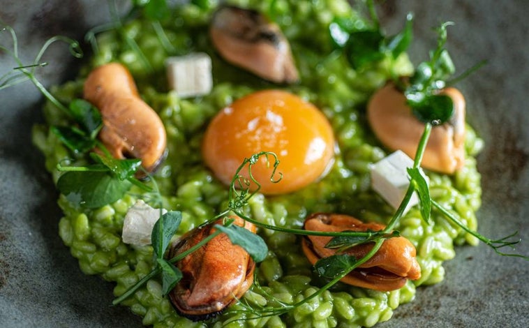 Imagen principal - Arroz meloso con mejillones y huevo confitado, rodaballo y cóctel Helios, todo de Rhudo Madrid.