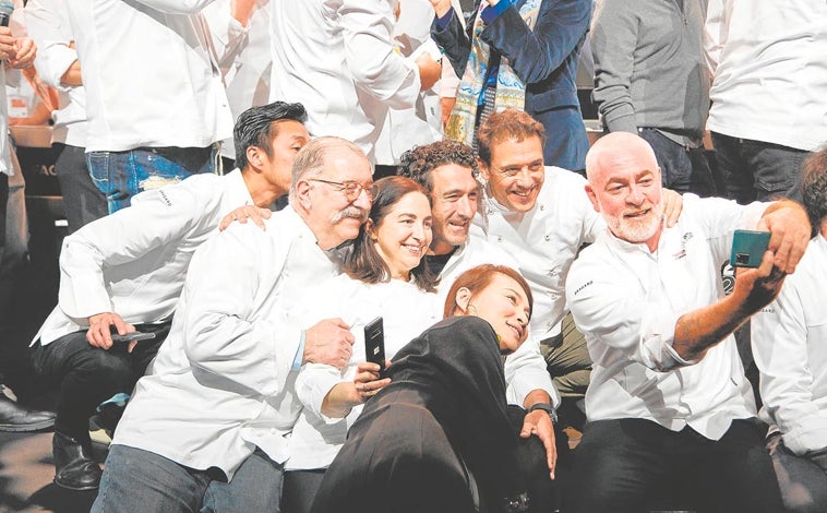 Imagen principal - Arriba, Pedro Subijana, Elena Arzak, Eneko Atxa y Francis Paniego, entre otros chefs, con el brasileño Álex Atala. Abajo a la derecha, Joan Roca y a la izquierda, Paco Morales, chef de Noor, que participa este 2024 en una ponencia. 