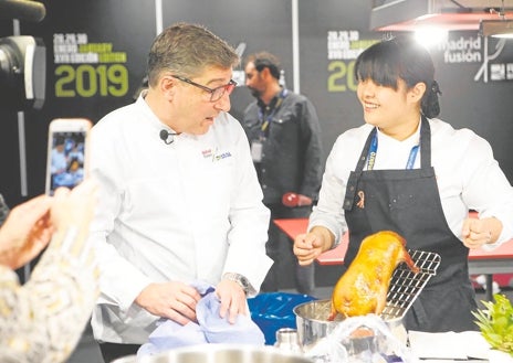 Imagen secundaria 1 - Arriba, Pedro Subijana, Elena Arzak, Eneko Atxa y Francis Paniego, entre otros chefs, con el brasileño Álex Atala. Abajo a la derecha, Joan Roca y a la izquierda, Paco Morales, chef de Noor, que participa este 2024 en una ponencia. 