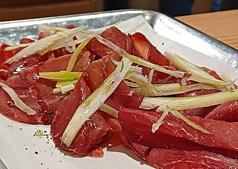 Imagen secundaria 1 - Sobre estas líneas uno de los 'pizzaioli' del nuevo Parking Pizza de Madrid, en el paseo de la Castellana 89. Abajo, a la izquierda, una ración de 'bresaola' con virutas de apio, pimienta y ralladura de lima. A la derecha, 'rigatoni' con gorgonzola, queso 'taleggio' y salvia