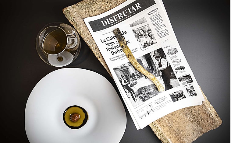 Imagen principal - Los calçots, los germinados y el coral de amaranto de Disfrutar.