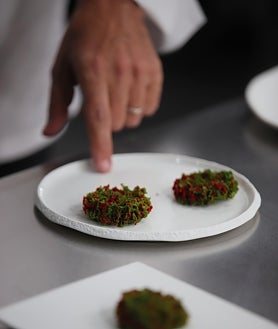 Imagen secundaria 2 - Los calçots, los germinados y el coral de amaranto de Disfrutar.