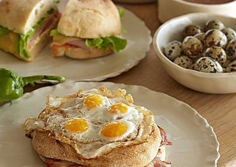 Imagen secundaria 1 - El chivo lechal asado, opciones de desayuno y milhojas de foie, todo de Tragabuches.