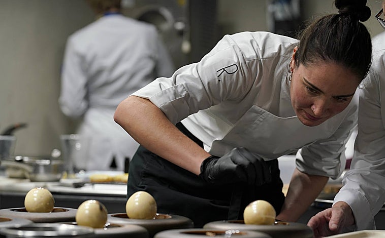 Imagen principal - Distintos momentos de Covarrubias en el concurso pastelero revelación.