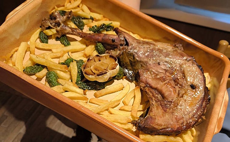 Imagen principal - El chivo lechal asado, opciones de desayuno y milhojas de foie, todo de Tragabuches.