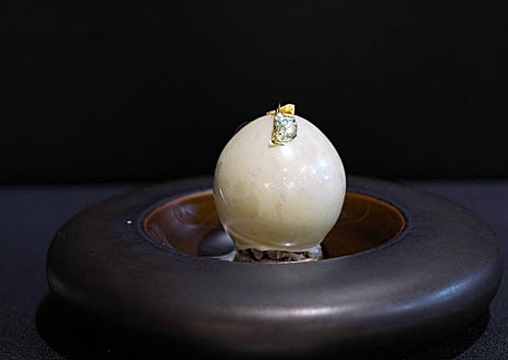 Imagen secundaria 1 - Distintos momentos de Covarrubias en el concurso pastelero revelación.