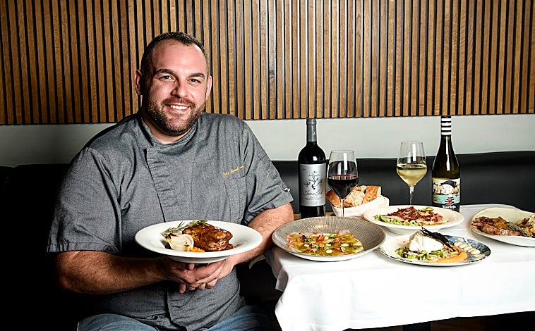 Imagen principal - El chef de Diurno, su propuesta para San Valentín y su brunch, con la torre al fondo y delante la tosta vegetariana.