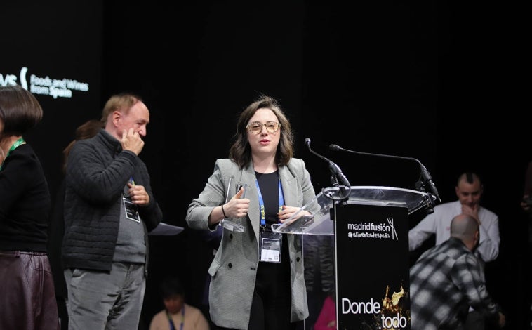 Imagen principal - Leticia Palomo al ganar el premio en Madrid Fusión y con su equipo en Ugo Chan.