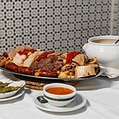 La Gran Tasca: este cocido octogenario de Chamberí da para comer dos días