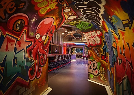 Imagen secundaria 1 - Sobre estas líneas, algunos de los espacios del nuevo StreetXO de Dubái de Dabiz Muñoz. Abajo, a la derecha, uno de los platos de su carta.