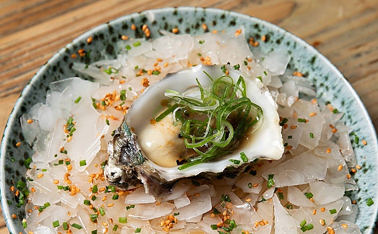 Imagen principal - Sobre estas líneas, ostra homenaje a Haruki Murakami (arriba). Abajo, ostra 'Astro Sol' risolada con pan naam de comino. A la derecha, ostra escabechada sobre patatas fritas