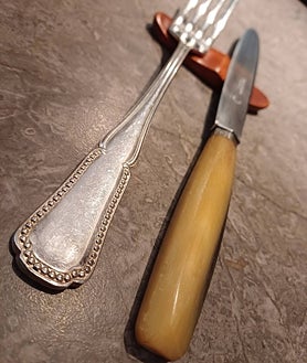 Imagen secundaria 2 - Sobre estas líneas, la cocinera riojana Lucía Grávalos. Abajo, detalle de las servilletas y los cubiertos recuperados de anticuarios franceses para los servicios de Desborre