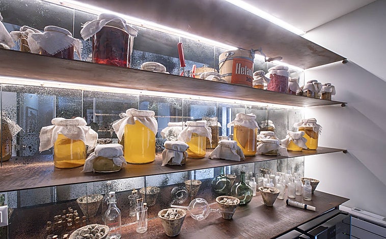 Imagen principal - Sobre estas líneas, la cava de fermentados que ha creado Lucía Grávalos en su nuevo restaurante de Madrid, Desborre. Abajo, a la izquierda, su coliflor cocinada en mantequilla noisette. A la derecha, su torrezno suflé