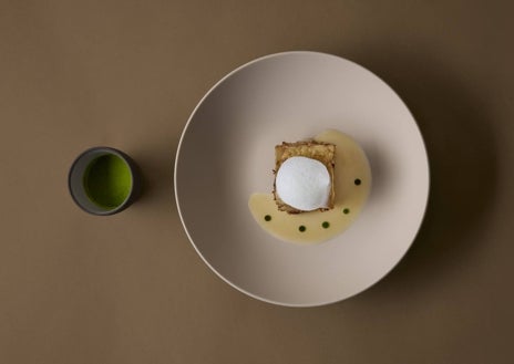 Imagen secundaria 1 - La barra de Cornamusa, el nuevo restaurante del Palacio de Cibeles de Madrid. Dos de sus platos: pencas de acelga y ventresca de cordero.