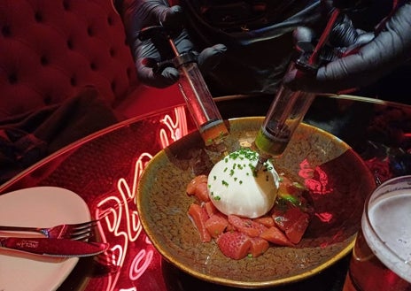 Imagen secundaria 1 - Sobre estas líneas, arriba, decoración de Brutal Inclán Bar. Abajo, a la izquierda, la burrata inyectada con fresas encurtidas. A la izquierda, las croquetas de jamón.