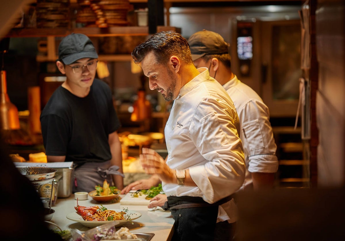 El chef español David Guzmán, en uno de sus restaurantes