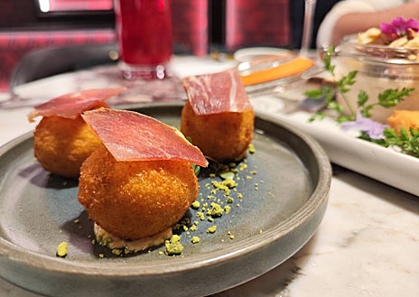 Imagen secundaria 1 - Arriba, diseño gastronómico del chef David Guzmán. Abajo, un plato de croquetas y gambas al ajillo de Estado Puro