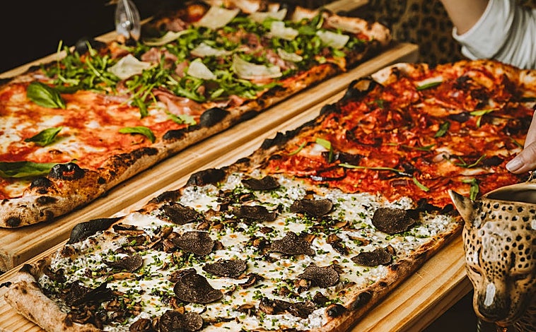 Imagen principal - Pizza al metro, la pasta girella al rabo de toro y el entrante Torre Picasso.