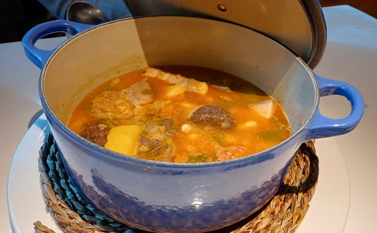 Imagen principal - Sobre estas líneas, arriba, la berza jerezana. Abajo, a la izquierda, las tortillas de camarones, en primer plano, y la trilogía de croquetas caseras: txangurro, rabo de toro y de jamón ibérico. A la derecha, la fritura especial con pijotas, cazón calamares y langostinos rebozados.