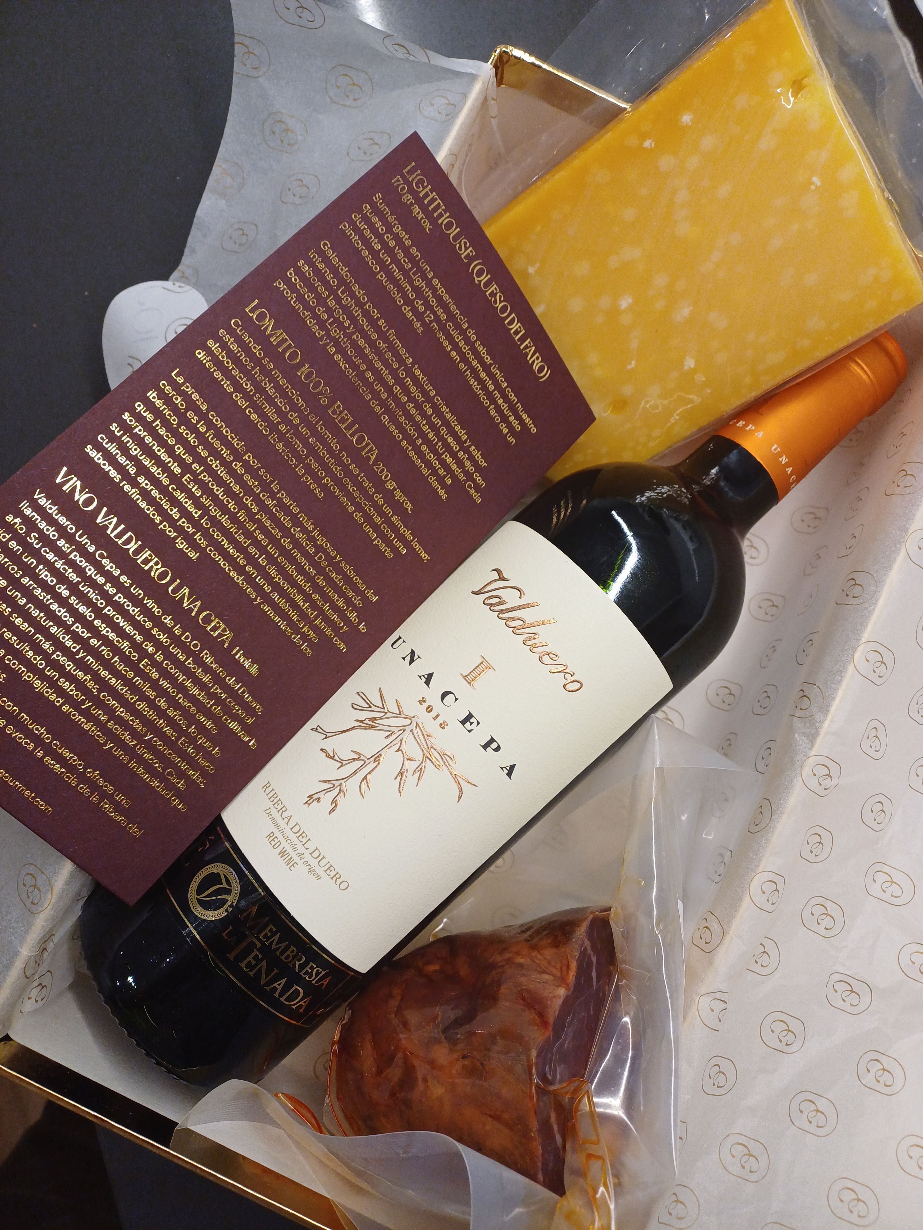 Con motivo del Día del Padre, Cofré Gourmet –especializada en packs de caviar Imperial Beluga Iraní calibre 000–  ha presentado una colección limitada bajo el título 'El del vino' con una armonía perfecta entre tres productos no menos sibaritas:   Valduero Una Cepa, queso LightHouse (queso del faro) y un lomito 100 % bellota. El vino es singular por producirse solo una botella por cepa al año. El queso de origen danés, ha sido madurado durante un mínimo de 12 meses en el faro de un pintoresco pueblo del Mar del Norte. La pieza ibérica está elaborada con la pieza más jugosa y selecta del cerdo: la presa. El precio del cofre es de 75 euros. Se puede encontrar  aquí .