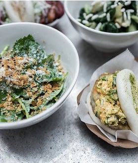 Imagen secundaria 2 - El restaurante Ivan Ramen, de Nueva York, y algunos platos de su carta. 