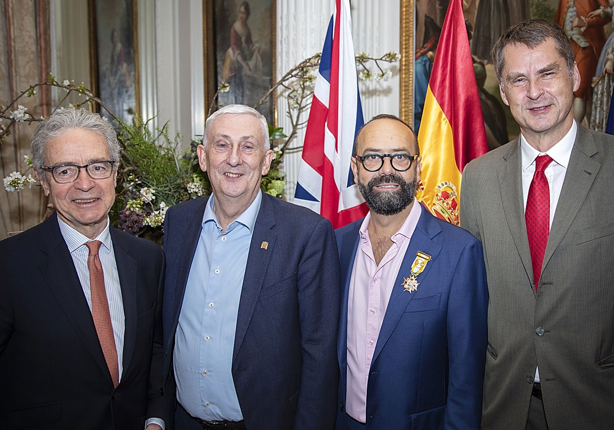 De izquierda a derecha: José Pascula, embajador de España en Londres; sir Lindsay Hoyle, presidente de la Cámara de los Comunes; José Pizarro; y el embajador de Reino Unido en España, Hug Elliot