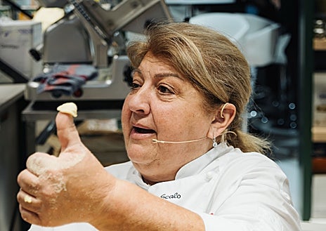 Imagen secundaria 1 - Nunzia Caputo y Davide Spada protagonizaron una masterclass sobre pasta fresca en Alimentaria, Barcelona
