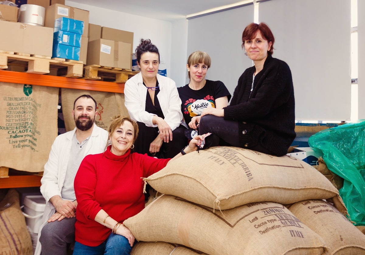 En el centro, con una camiseta de la chocolatería Kaitxo, Raquel González junto con el equipo que da vida a esta casa de Balmaseda