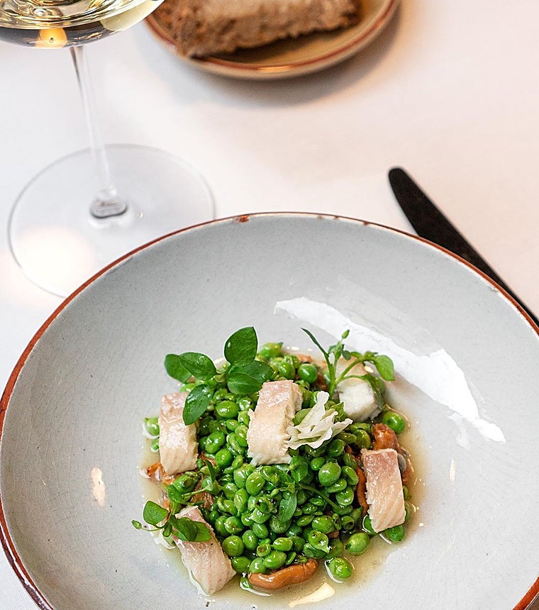 Guisantes lágrima del Maresme con anguila ahumada