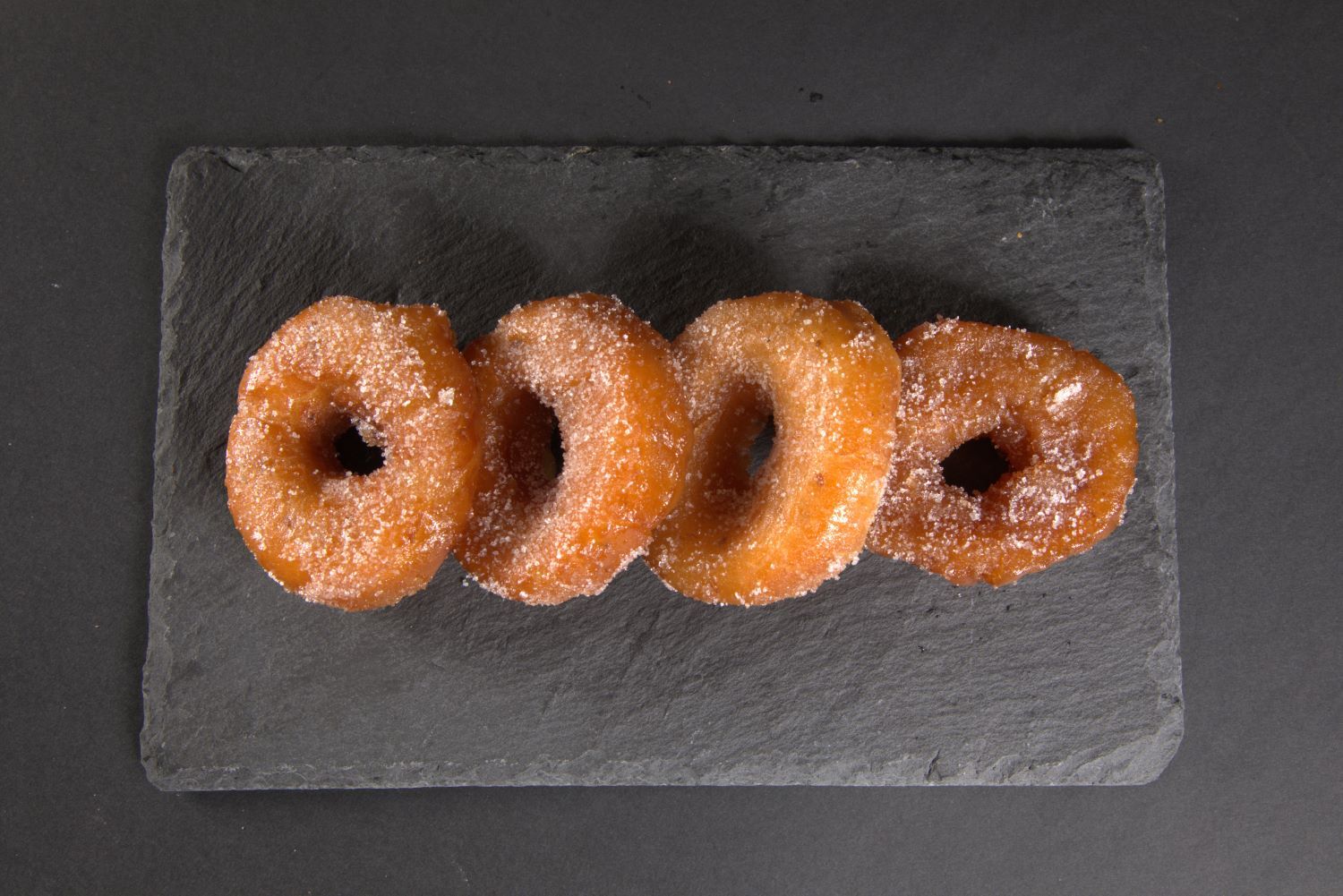 Tercera generación de la familia fundadora del grupo Mallorca y considerado uno de los mejores chefs pasteleros españoles, Miguel Moreno abrió hace unos meses Pan y Cacao, un taller artesanal de pan y repostería con espacio de degustación y tienda online. Entre sus postres de Semana Santa están las rosquillas de cuaresma con anís. Precio: 36 €/kg. También elabora y vende la Colomba o paloma de Pascua, un bollo típico italiano elaborado con masa de panettone y frutas confitadas, con un característico sabor a miel y mantequilla. Precio: 17 €/ud. Clara del Rey, 51, Madrid.