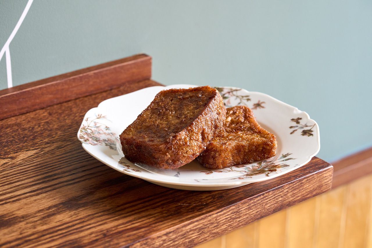 La torrija de  Katz , elaborada según la receta propia, fruto de la investigación de David Katz sobre sus orígenes sefardí, destaca por ser más suave y cremosa. Elaborada con ingredientes de primera calidad y ecológicos, sustituyendo la levadura por claras de huevos montadas a punto de nieve. Y con una versión sin gluten. Más información  aquí . Gabriel Lobo, 16, Madrid.